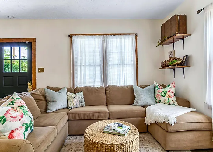 Charming Home: Walk To Downtown! * Edwardsville
