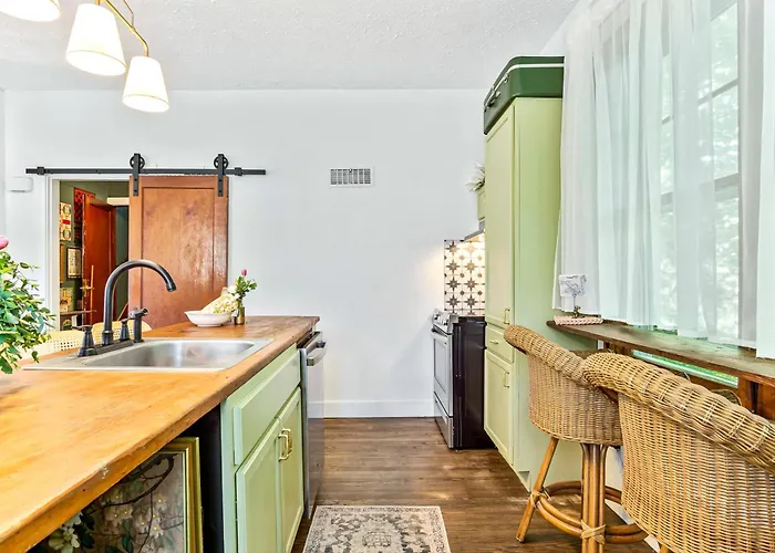 Charming Home: Walk To Downtown! Ferienhaus