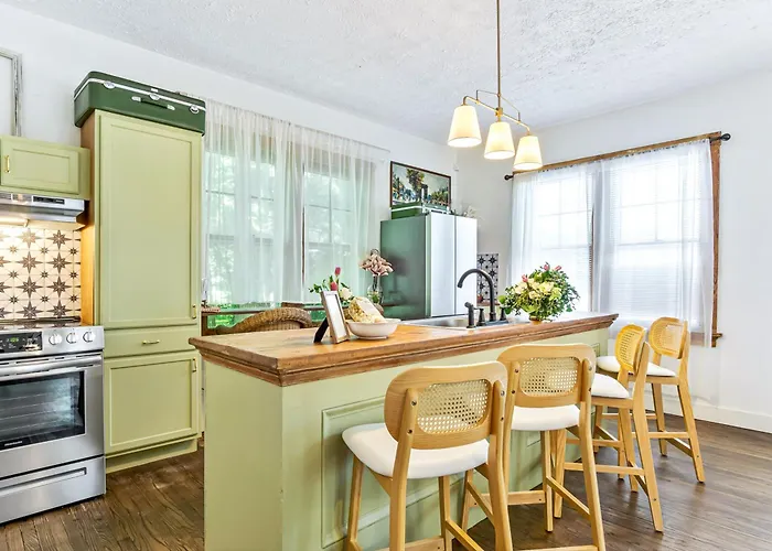 Charming Home: Walk To Downtown! Ferienhaus *