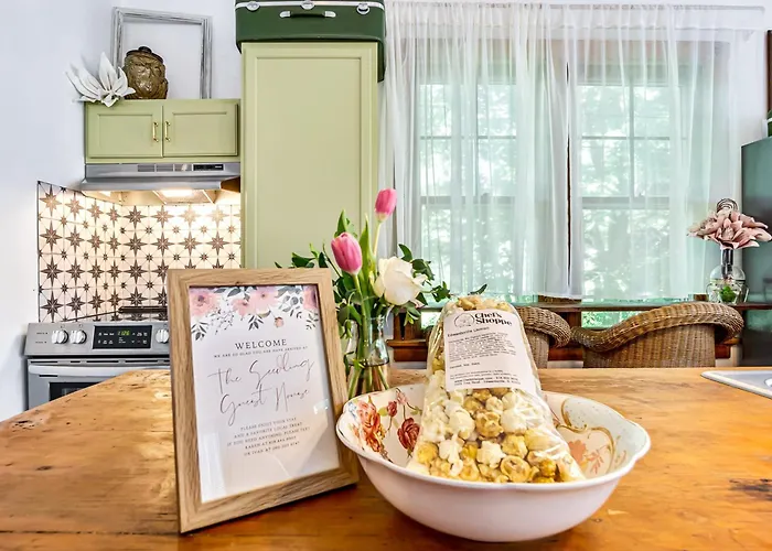 Ferienhaus Charming Home: Walk To Downtown! *