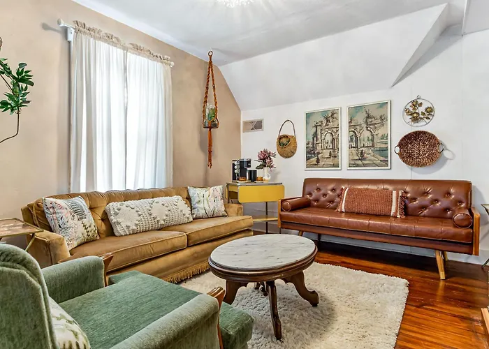 Charming Home: Walk To Downtown! *