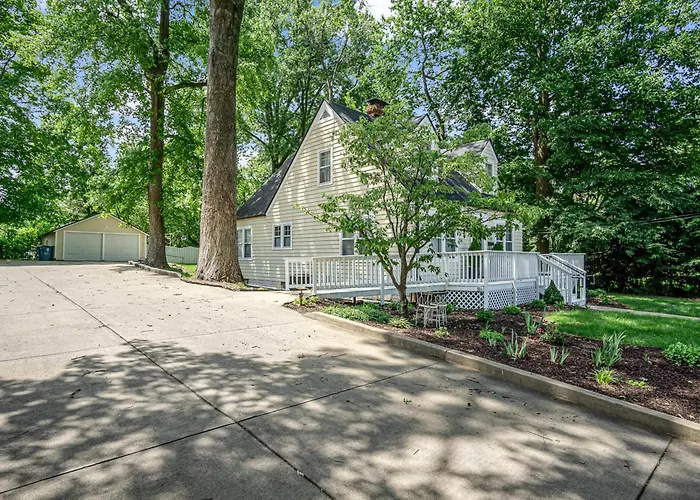 Charming Home: Walk To Downtown! * Edwardsville
