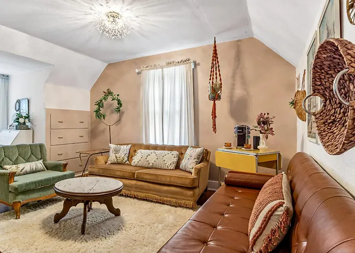 Charming Home: Walk To Downtown!