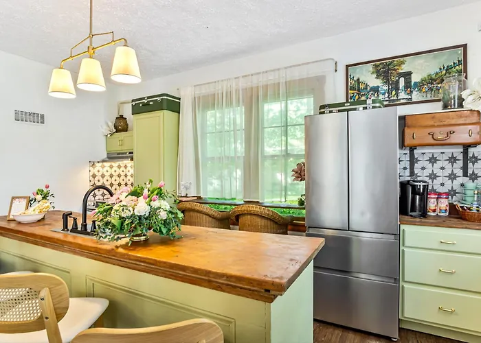 Charming Home: Walk To Downtown! Ferienhaus