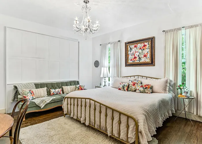 Charming Home: Walk To Downtown! Ferienhaus Edwardsville