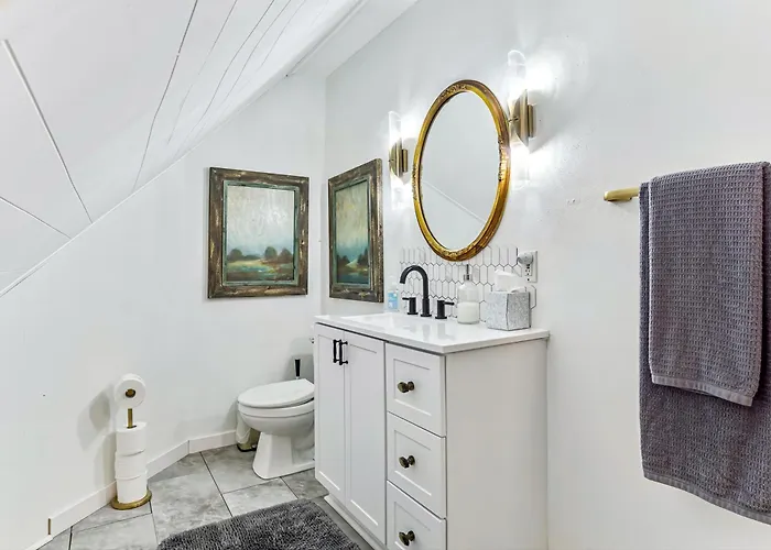 Charming Home: Walk To Downtown!