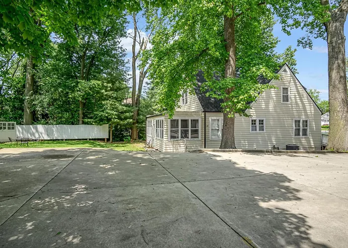 Ferienhaus Charming Home: Walk To Downtown! *