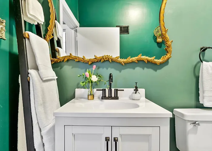 Charming Home: Walk To Downtown! Ferienhaus