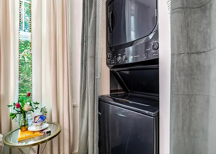 Charming Home: Walk To Downtown! *