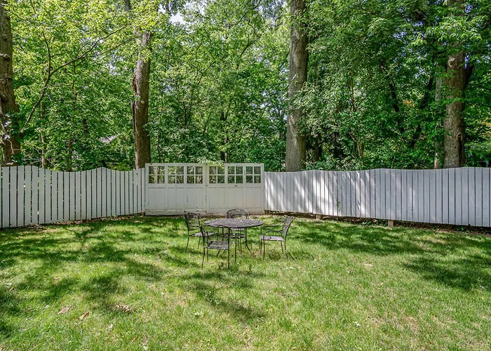 Charming Home: Walk To Downtown! Edwardsville