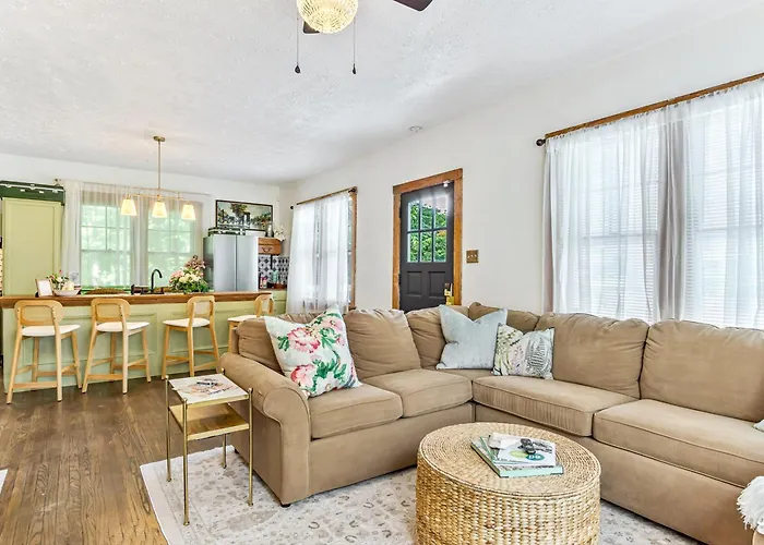 Charming Home: Walk To Downtown! Ferienhaus