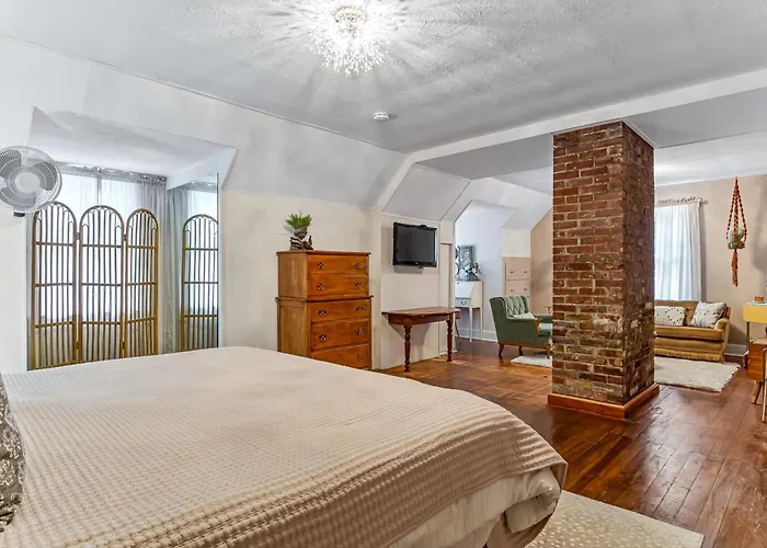 Ferienhaus Charming Home: Walk To Downtown! *