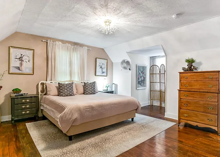 Charming Home: Walk To Downtown! Ferienhaus Edwardsville