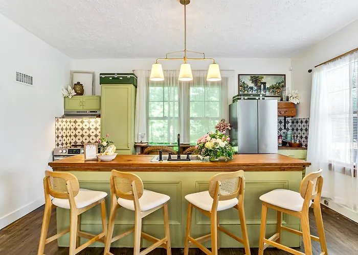 Ferienhaus Charming Home: Walk To Downtown!